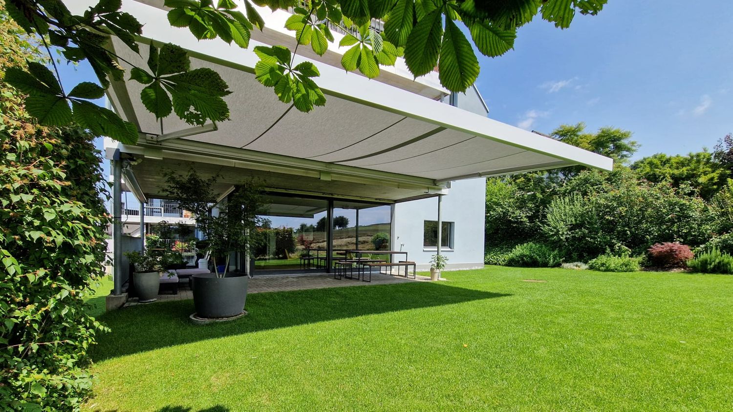 Kassettenmarkise über einer grossen Gartenterrasse