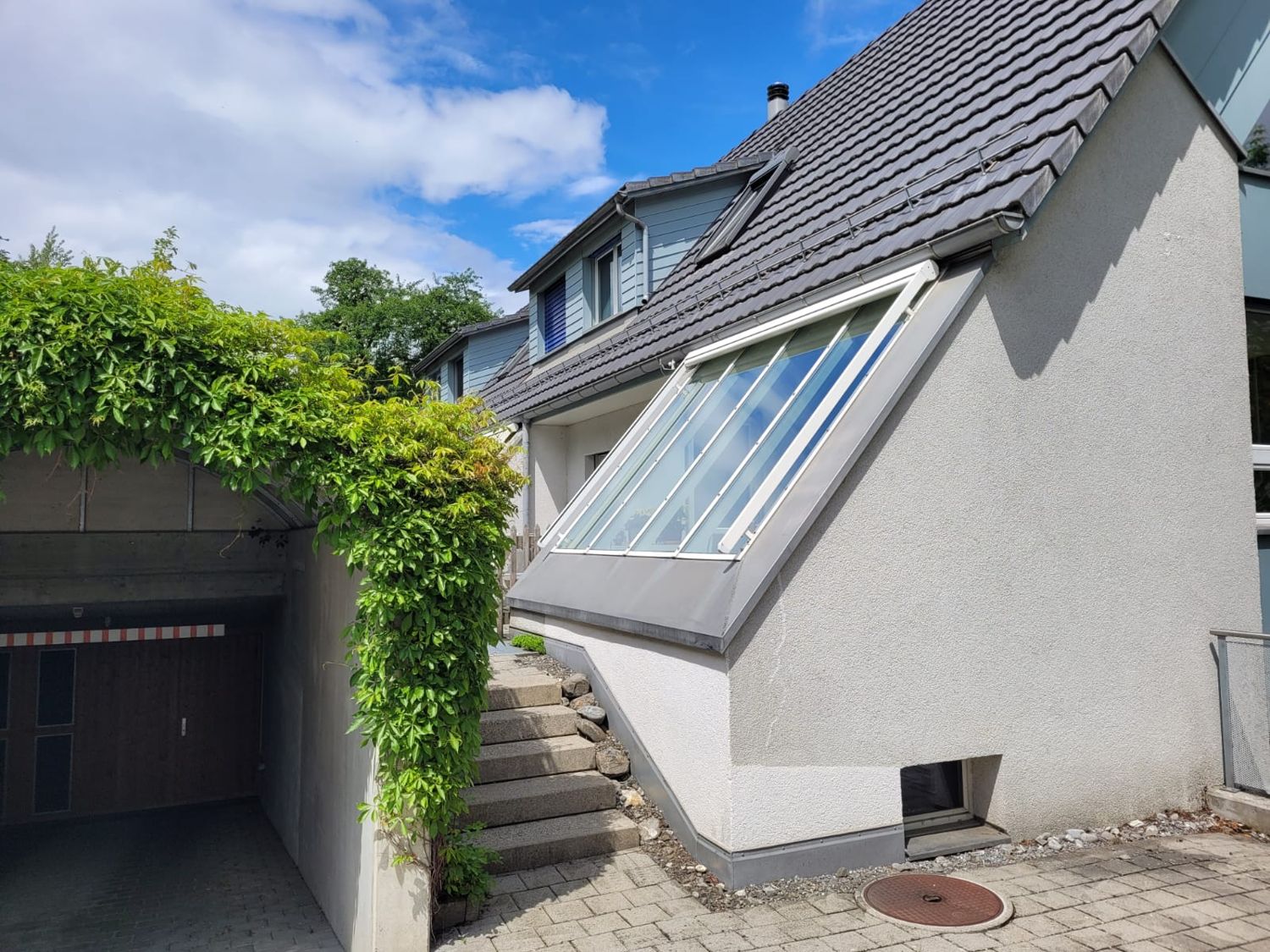 Storen am Giebelhaus mit Efeu