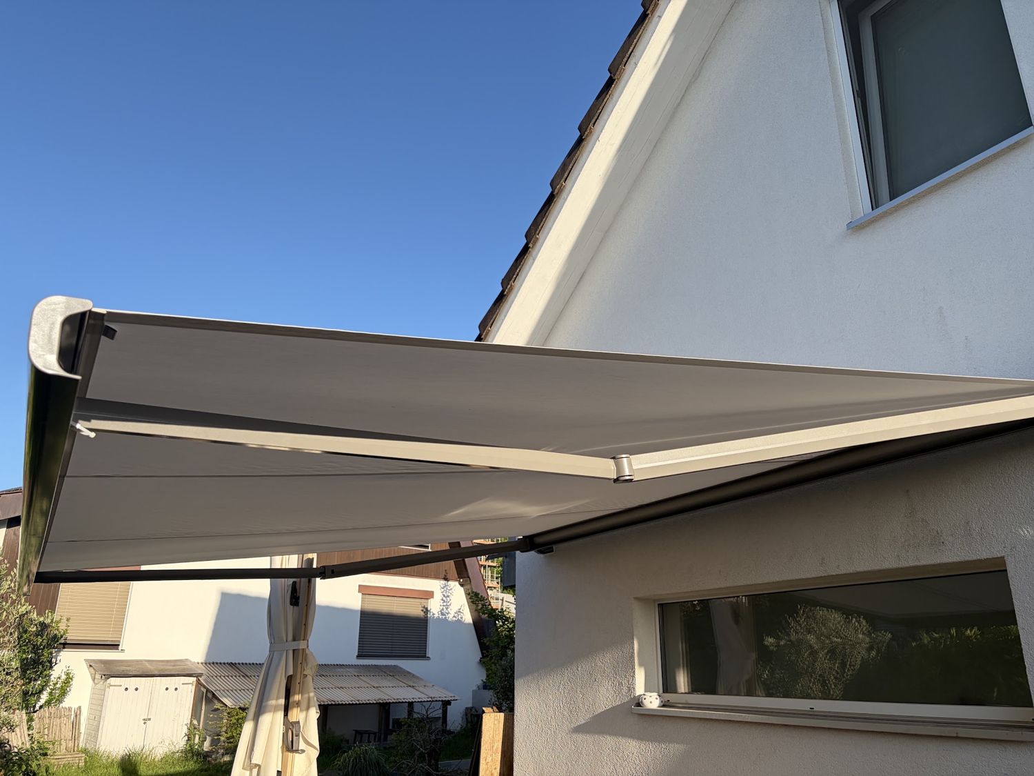 Markise von unten am Hausgiebel