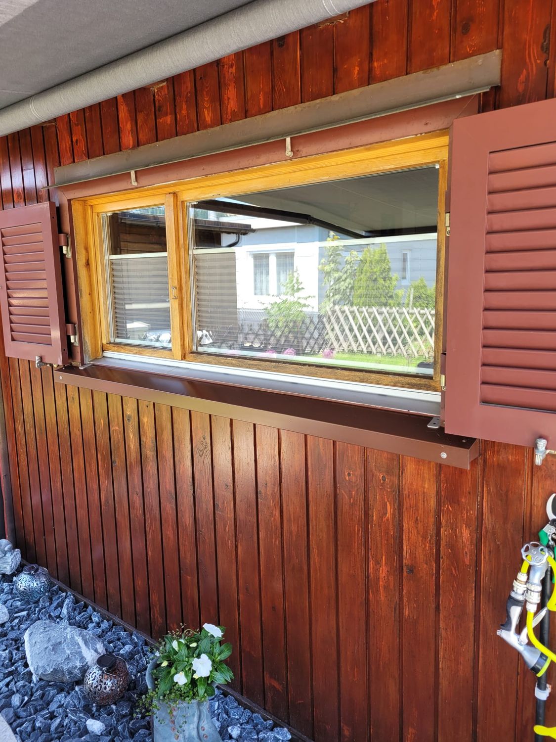 Holzfassade mit Fensterläden