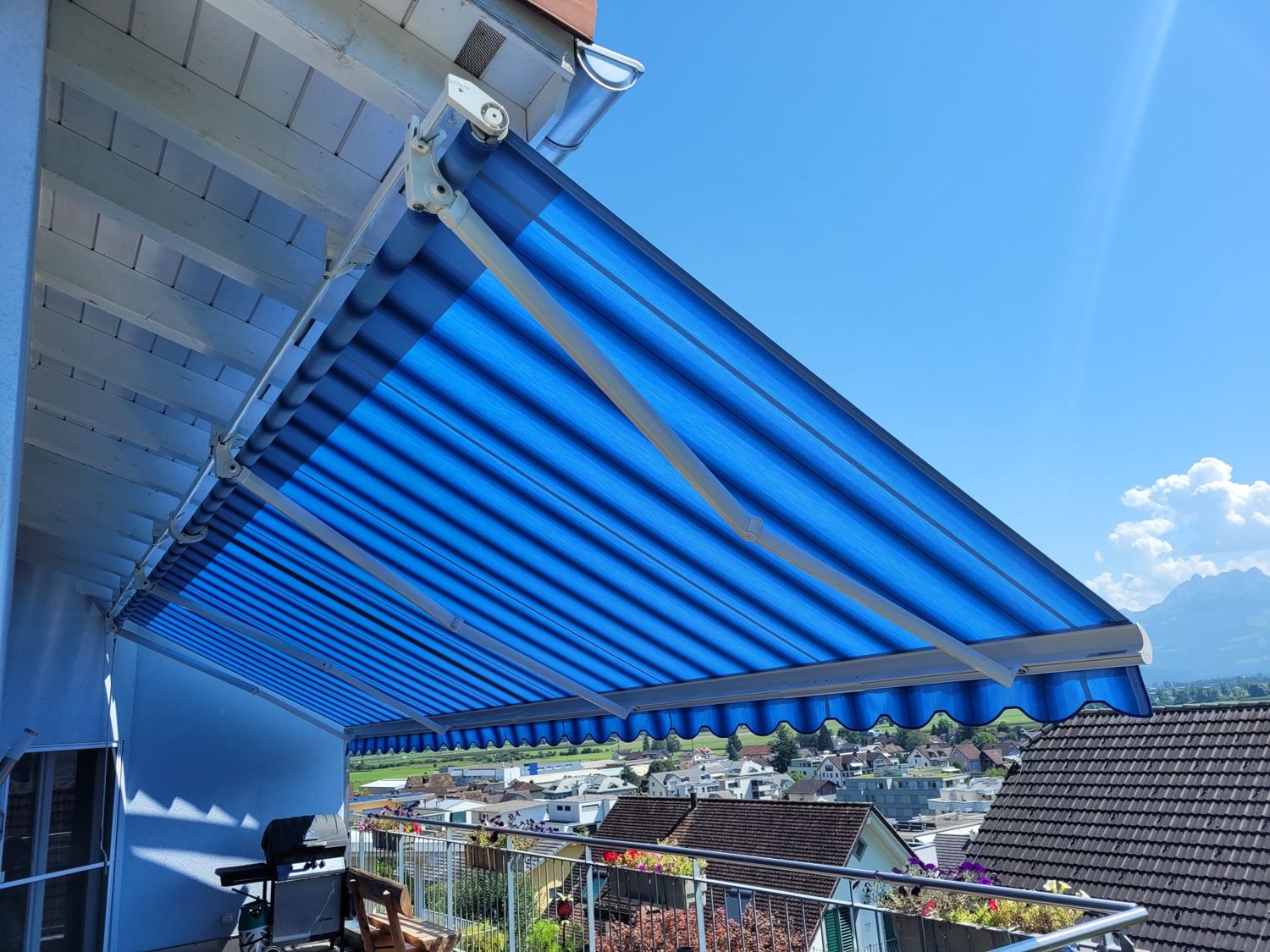Blaue Markise über einem Balkon