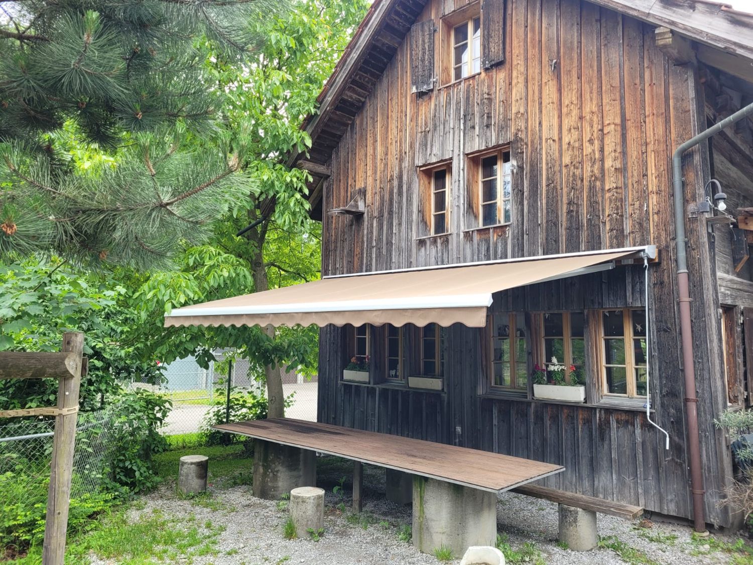 Markise an einem alten Holzhaus