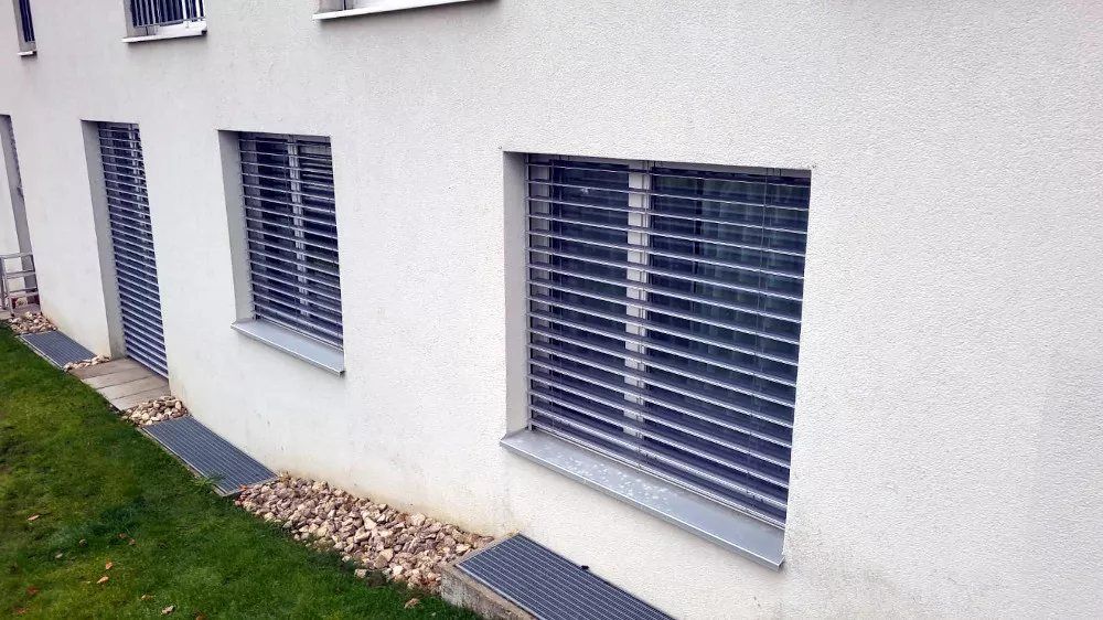 Lamellenstoren an den Fenstern eines Mehrfamilienhauses