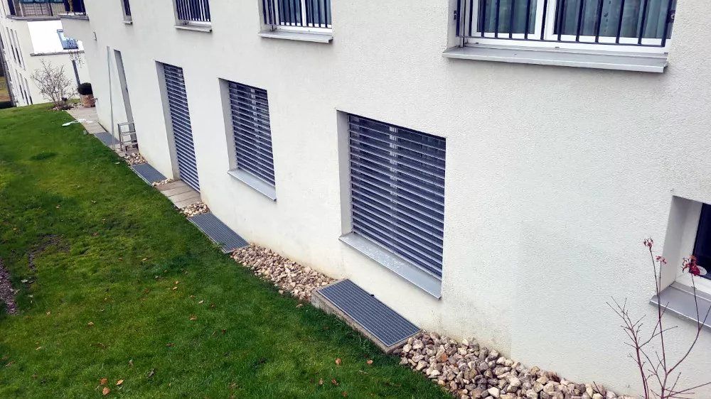 Lamellenstoren an der Fassade, teilweise geschlossen