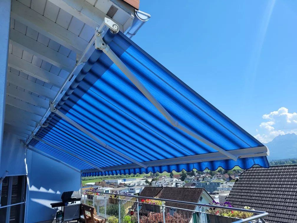 Blaue Markise über einer Dachterrasse