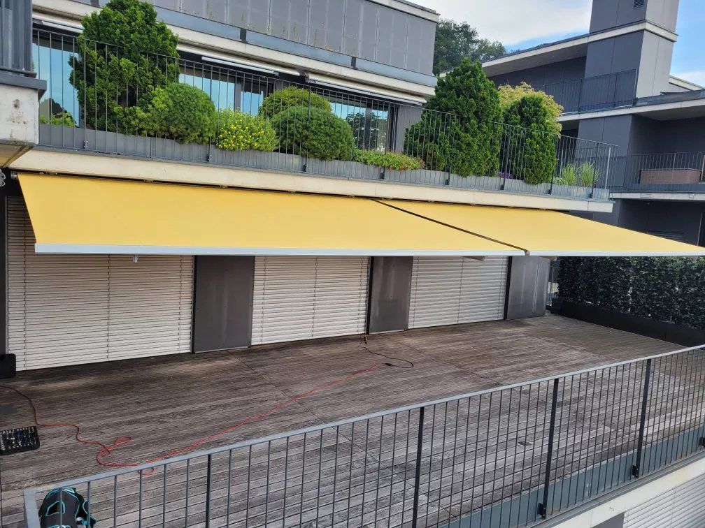 Gelbe Markise über einer langen Holzterrasse