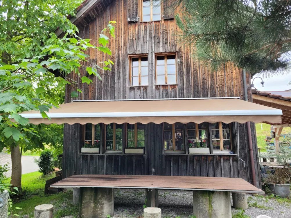 Markise an einem alten Holzhaus