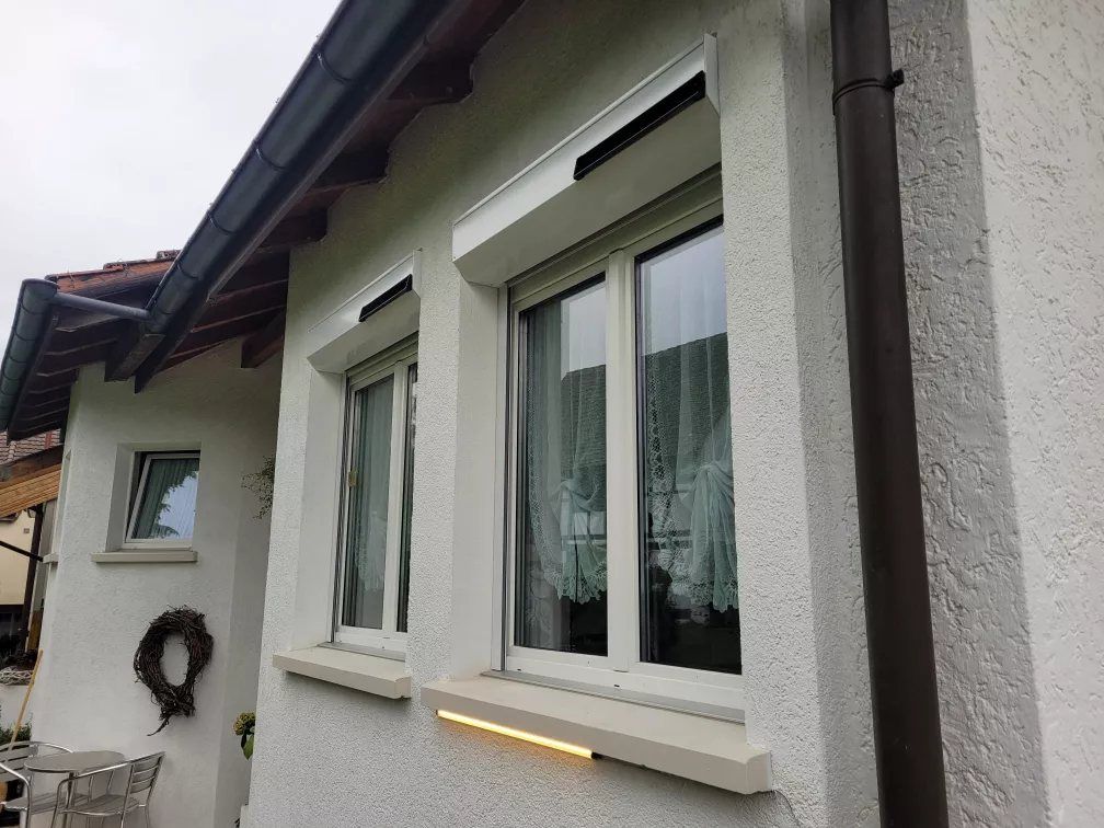 Fenster mit Vorbaurollladen an einem Einfamilienhaus