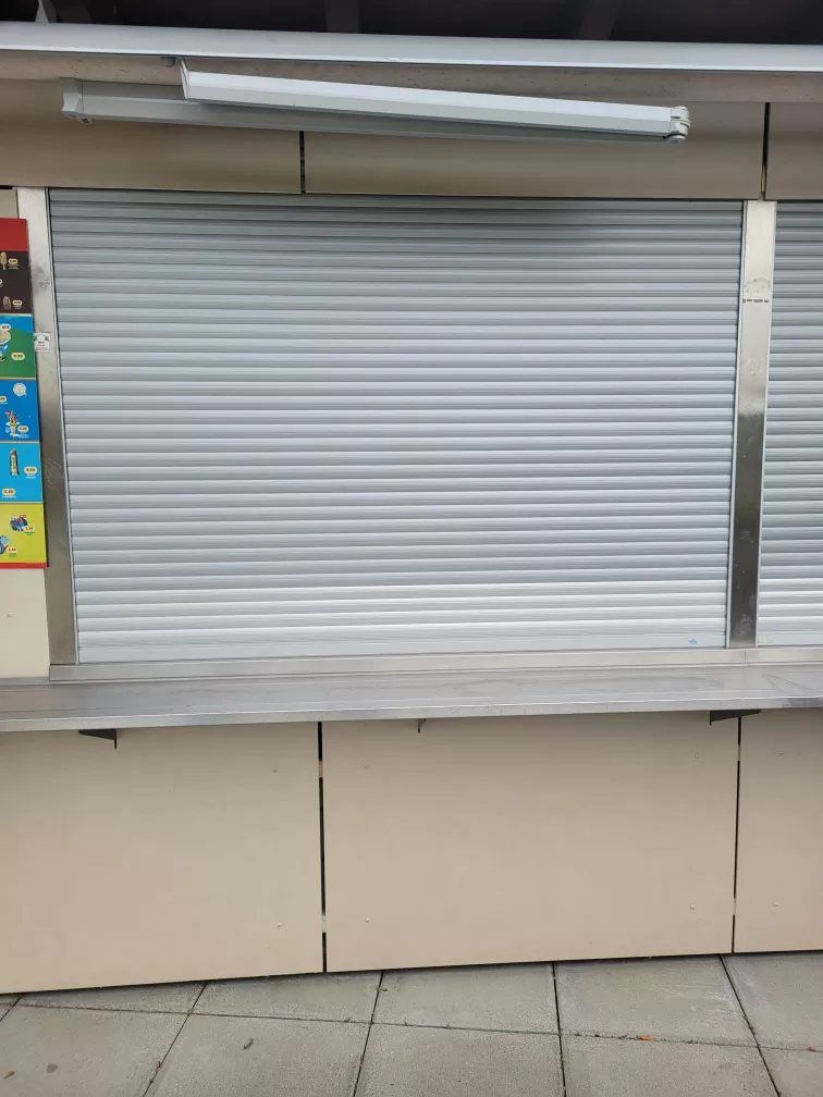 Silberner Rollladen an einem Gebäude