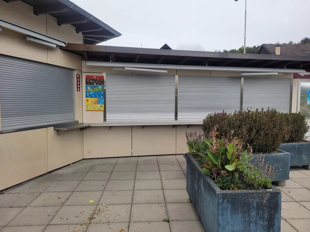 Rollläden an einer Terrassenfront